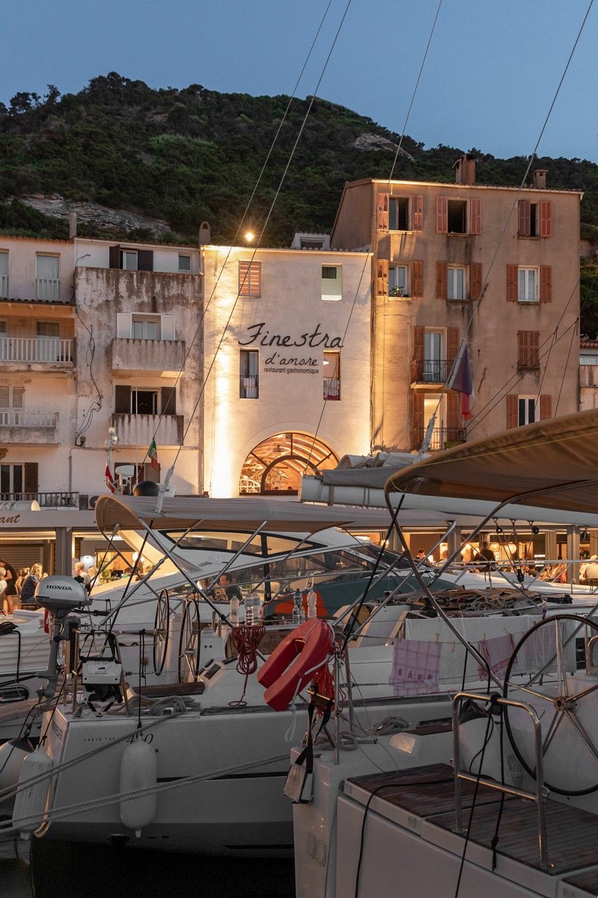 Façade du Finestra à la nuit tombée, port de Bonifacio