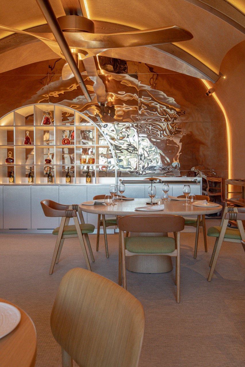 La salle et le bar du Finestra