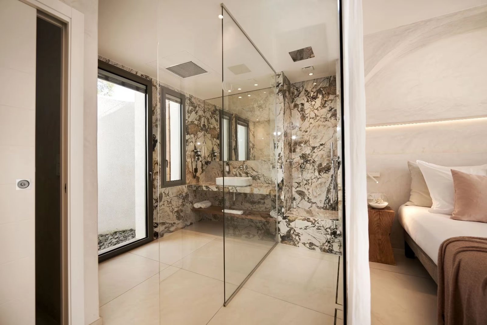 Chambre et salle de bains ouvertes, Cala di Greco