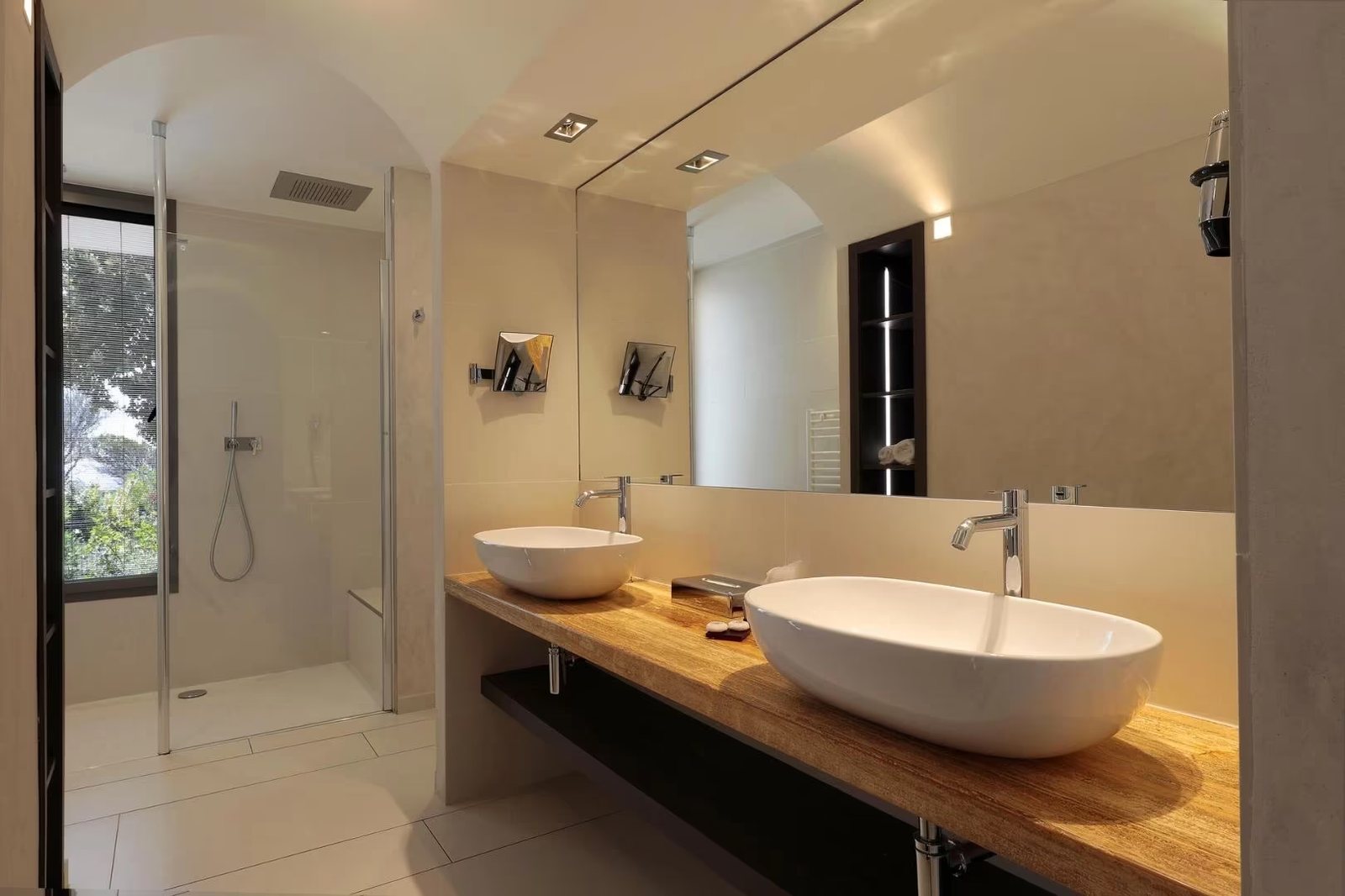 Double vasque, salle de bains d'une suite, Cala di Greco
